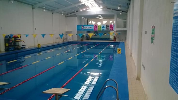 ¿Es posible aprender a nadar a través del juego? Descubre 5 claves para aprovechar al máximo nuestros cursos de verano de natación