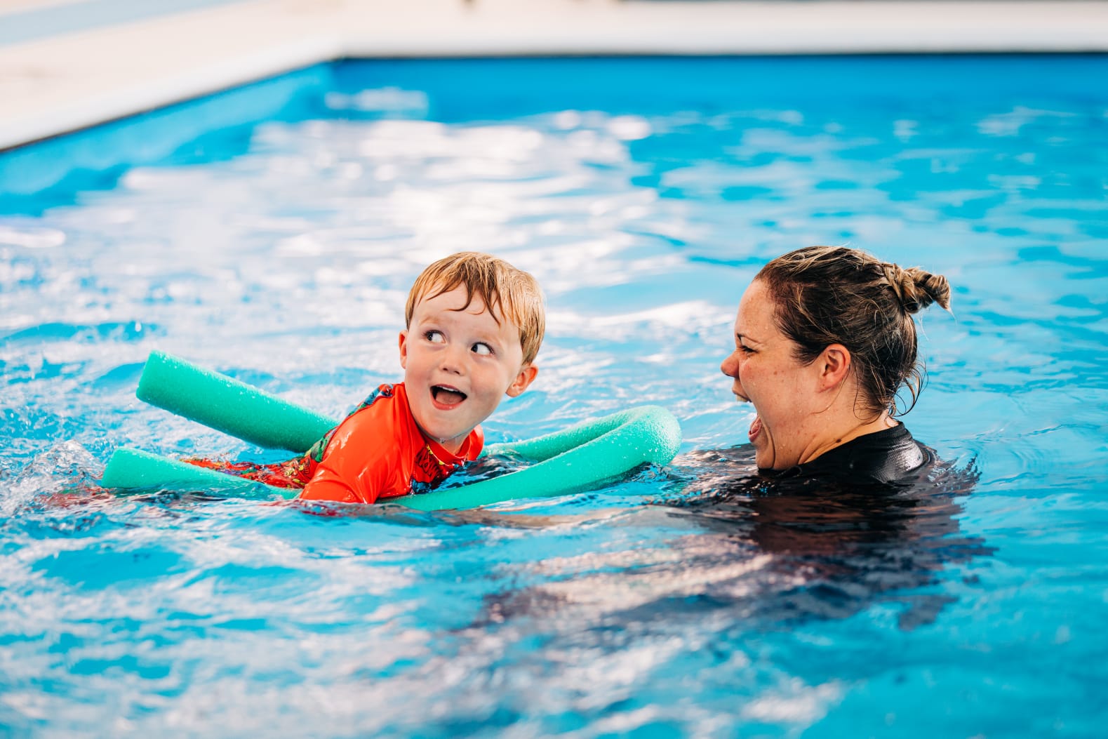 Desde niños hasta personas mayores, conoce los beneficios de aprender a nadar